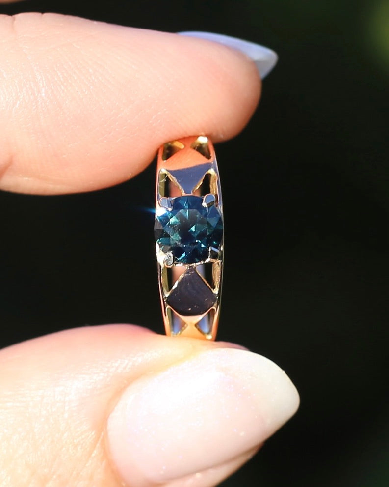 1ct Natural Teal Australian Sapphire in Hand Carved 14ct Rosey Gold Ring, size M or 6.25, 3.14g