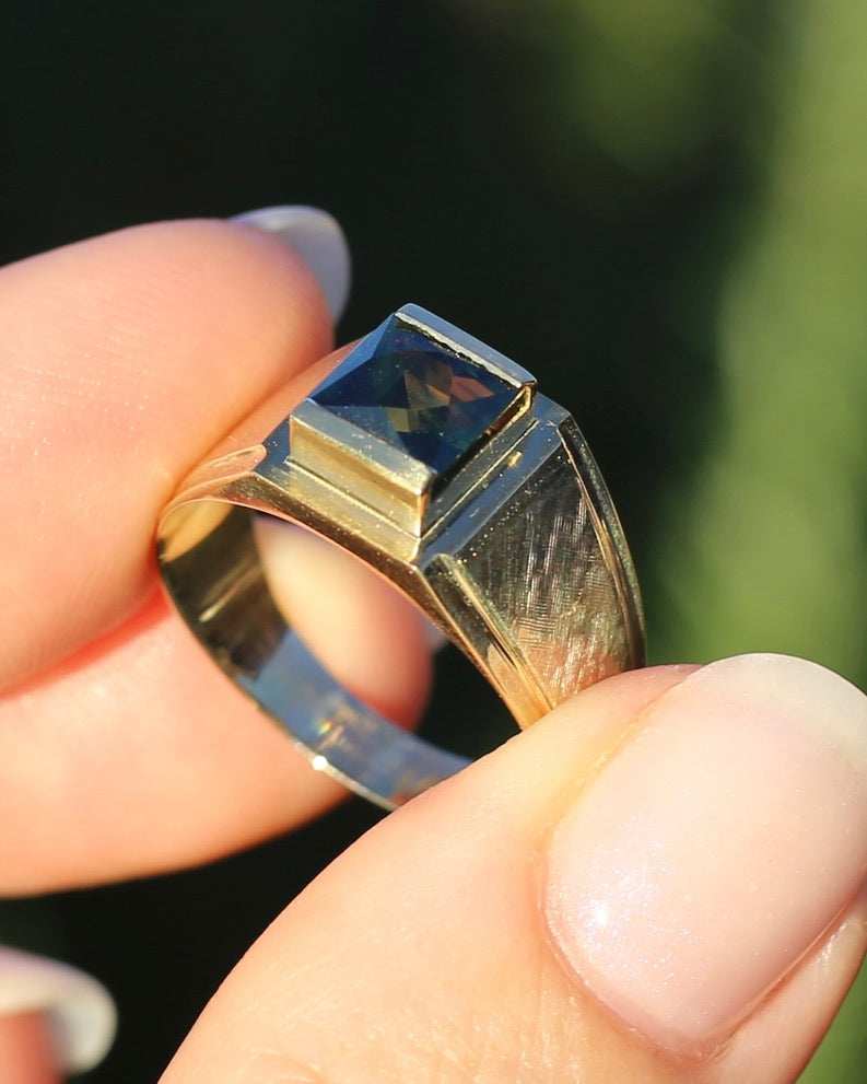 Circa 1950s 2.05ct Natural Unheated Parti Sapphire Signet Ring, 18ct Yellow Gold, size T1/2 or just under 10, 6.59g