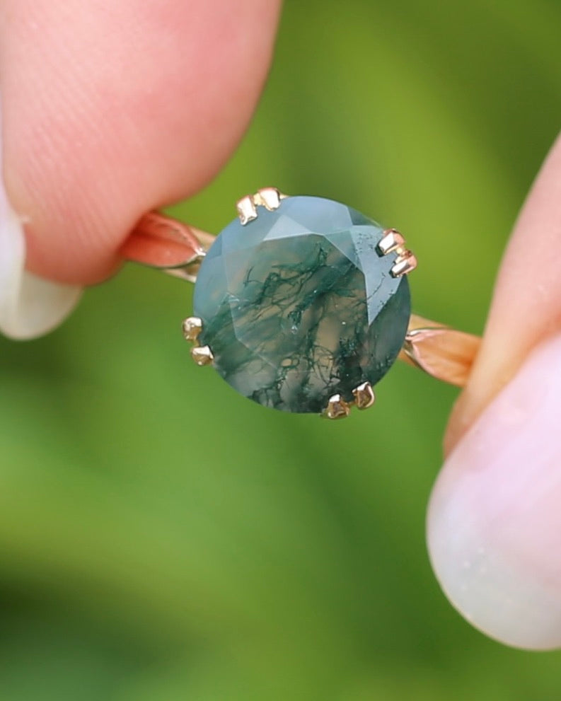 3ct Round Moss Agate Double Claw Set Ring, 9ct Yellow Gold, size N or 6.75, 4.11g