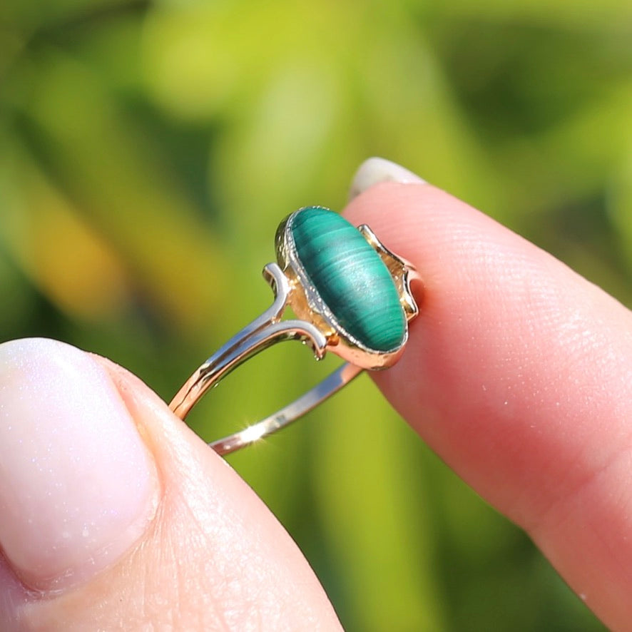 Oval malachite Ring, 9ct YG, size 8 or Q