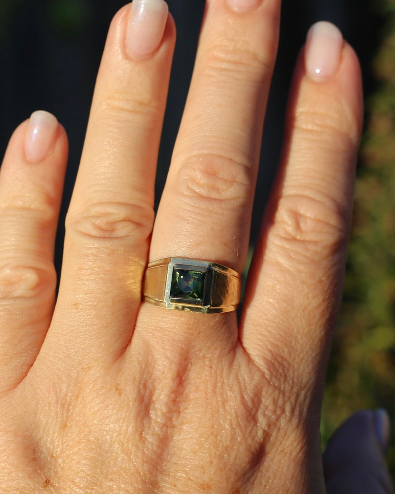 Circa 1950s 2.05ct Natural Unheated Parti Sapphire Signet Ring, 18ct Yellow Gold, size T1/2 or just under 10, 6.59g
