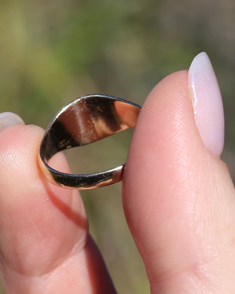 1984 Made Hand Carved Welsh Feather Signet Ring, 9ct Yellow Gold, size Q or just over 8, 2.45g