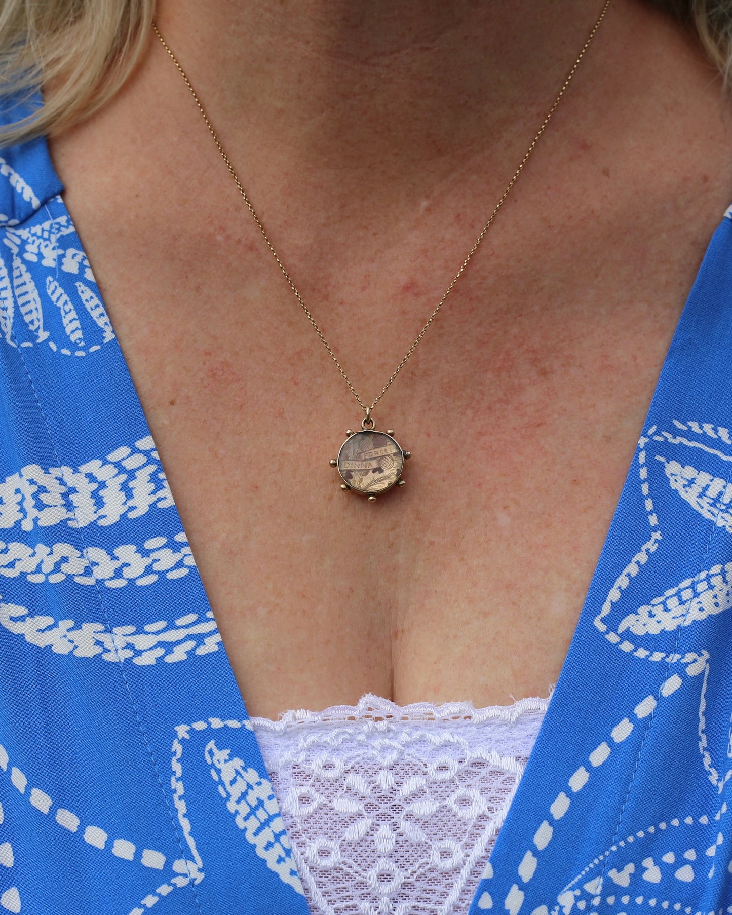 Antique Rustic Scottish "Dinna Forget" Thistle Pendant, 9ct Yellow Gold, 9ct Rose Gold, Resin, 3.30g