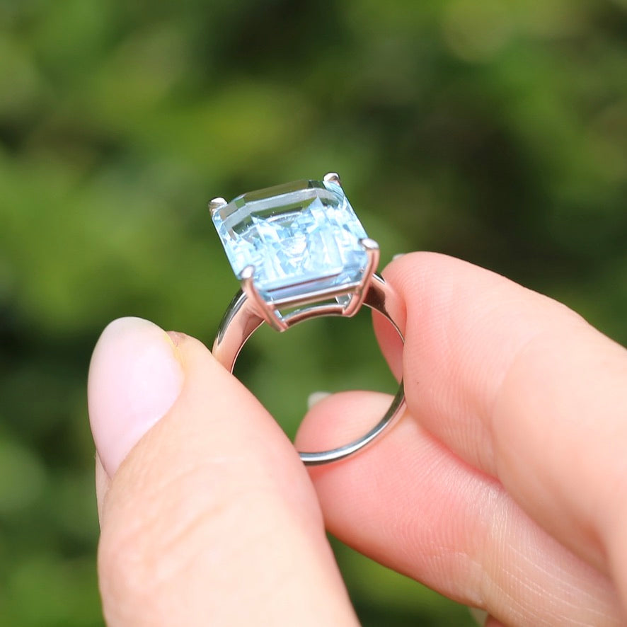 Stunning 15.41ct Emerald Cut Blue Topaz in 14ct White Gold Ring, size L or 5.5