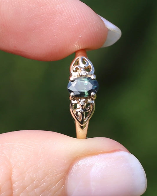 0.75ct Natural Teal Green Parti Sapphire with tiny Diamond Set Swirl Shoulders, 9ct Yellow Gold, size M1/2  or  just under 6.5, 1.44g
