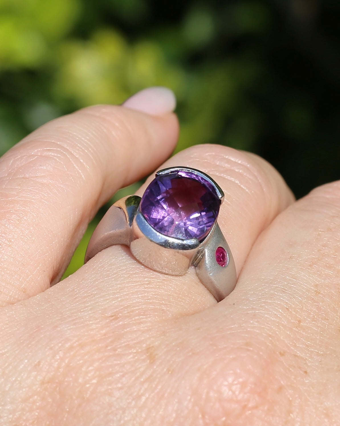 Harlequin Cut Oval Amethyst and Ruby Ring with Brushed Finish and Gold Plating Detail, 9.1g, size P1/2 or 8