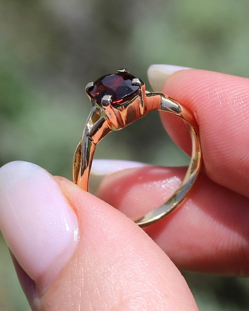 1.35ct Cushion Cut Deep Red Natural Spinel, 18ct Yellow Gold, size M1/2 or just under 6.5, 3.75g