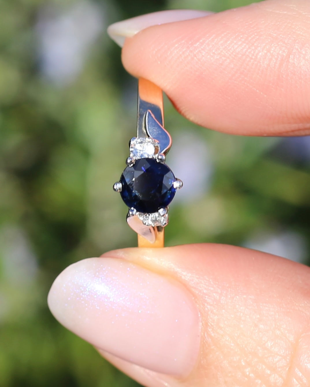 1ct Dark Blue Natural Sapphire with White Side Stones, 9ct Yellow and White Gold, size 9 or S, 2.23g