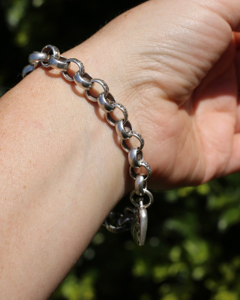 Alternating Plain and Patterened Belcher Bracelet with Filigree Heart Padlock, 19.2g