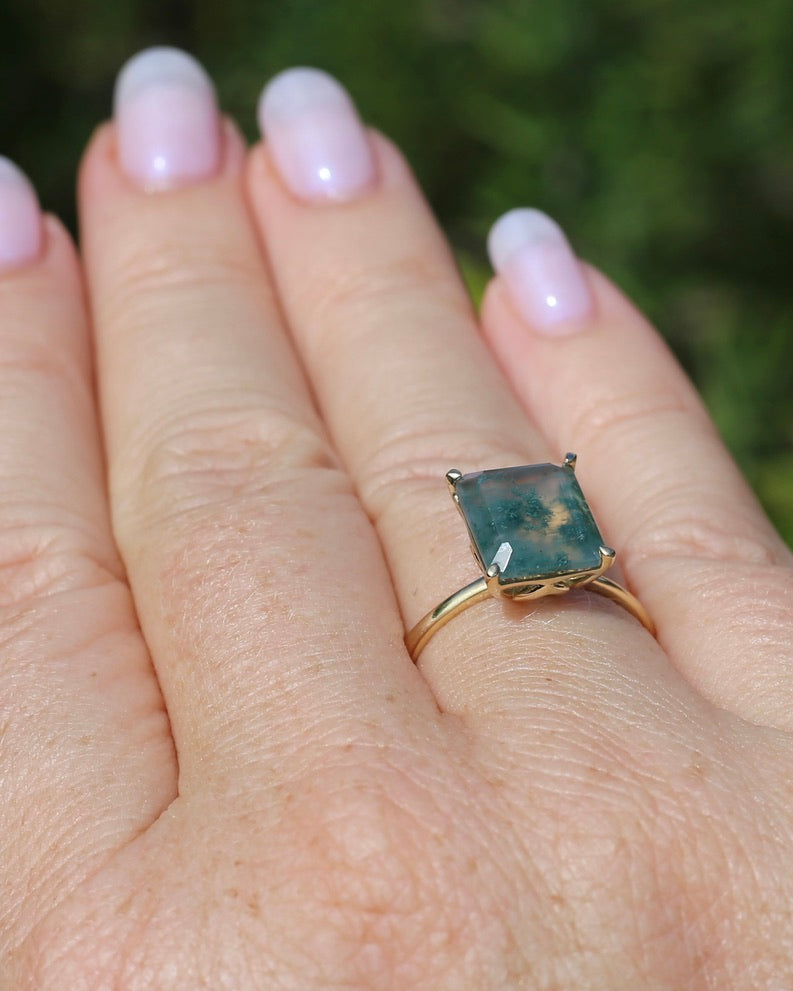 3.7ct Emerald Cut Moss Agate Ring, 9ct Yellow Gold, size Q1/2 or 8.25, 3.0g