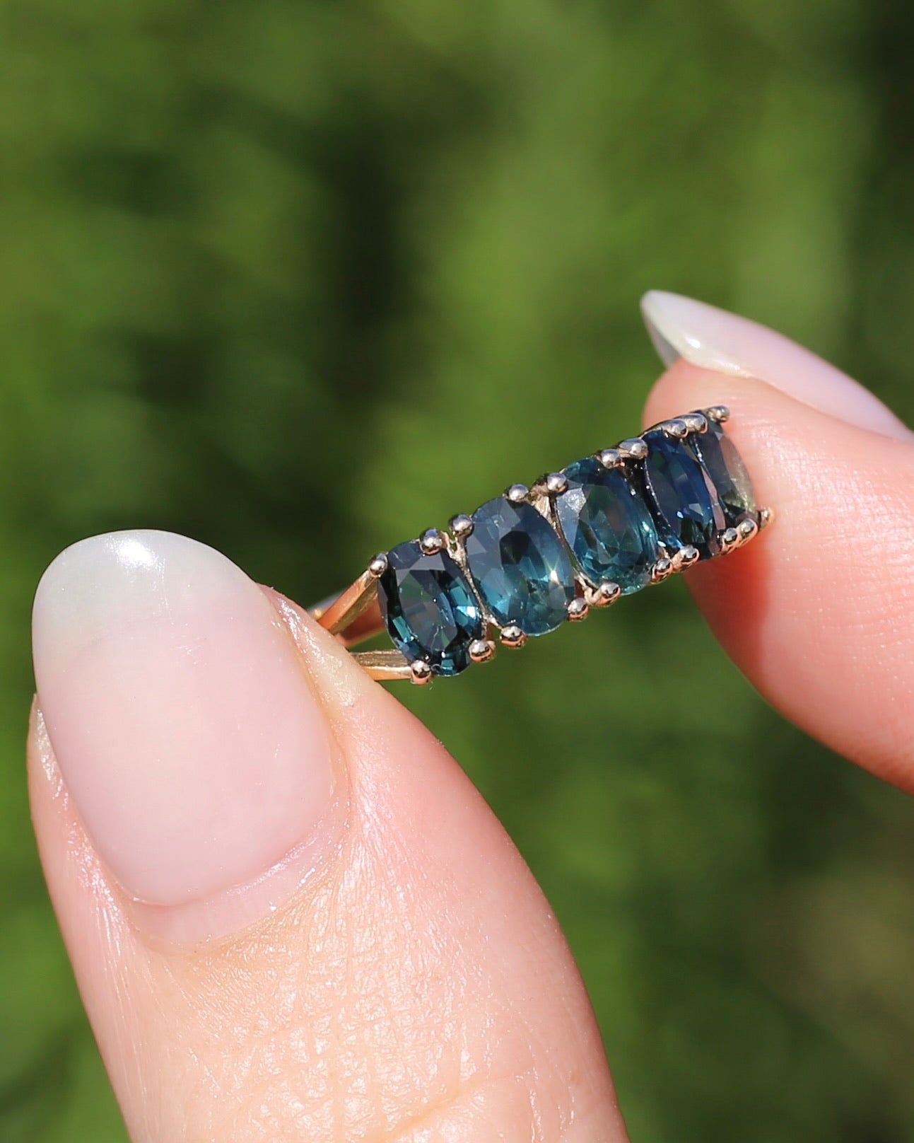 Vintage 3.25ct Five Stone Parti Sapphire Ring, 9ct Yellow Gold, size O1/2 or 7.5 with valuation, 3.05g