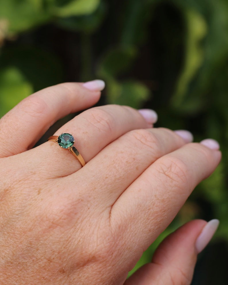 1.36ct Teal Parti Sapphire in Vintage 6 Claw 14ct Yellow Gold Ring, size O or 7.25, 1.96g, with valuation