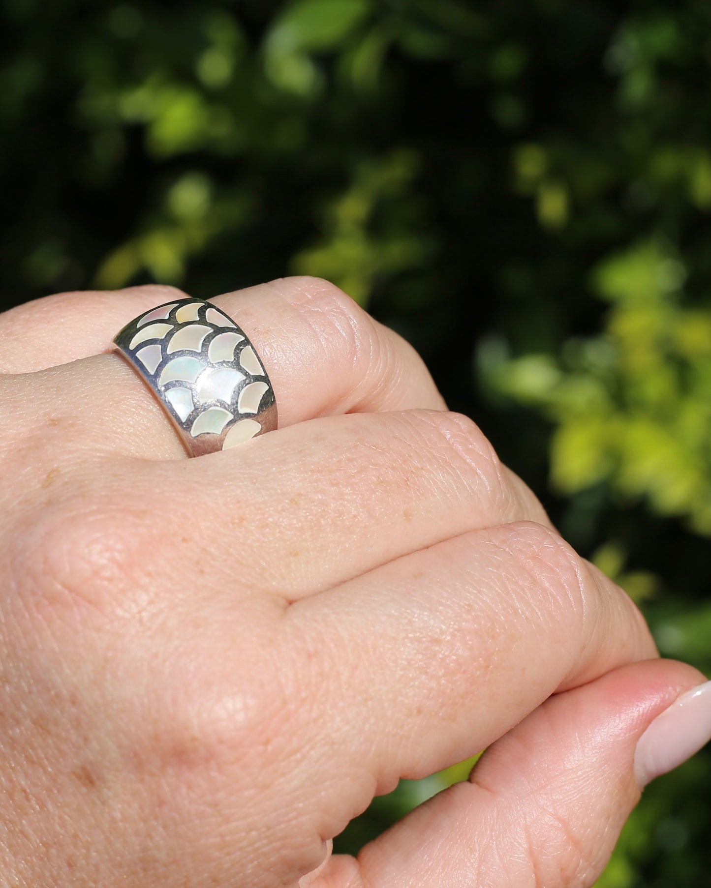 Mother of Pearl Inlaid Mermaid Scale Silver Ring, 8.8g, size P1/2 or 7.75