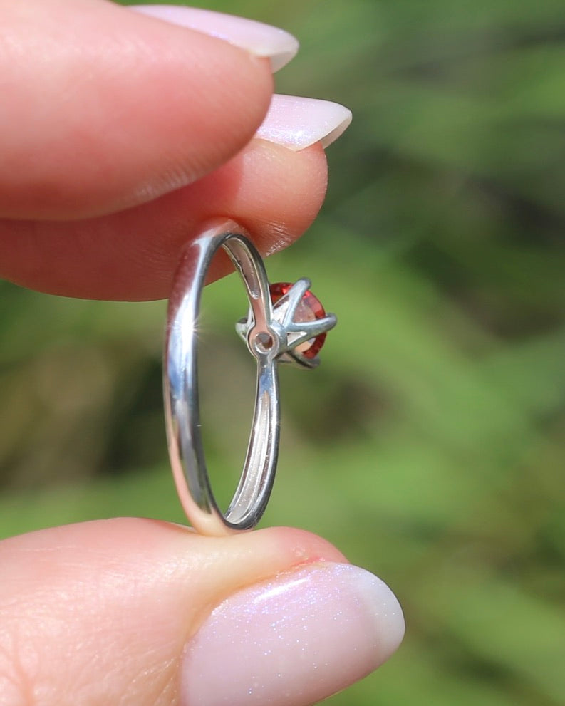 0.9ct Peach Spinel in 6 Claw Solitaire Ring, Sterling Silver, size Q1/2 or 8.25, 1.94g