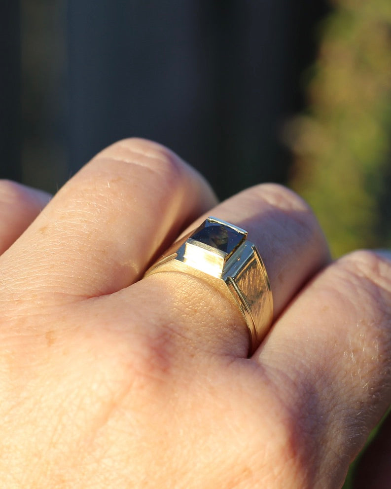 Circa 1950s 2.05ct Natural Unheated Parti Sapphire Signet Ring, 18ct Yellow Gold, size T1/2 or just under 10, 6.59g