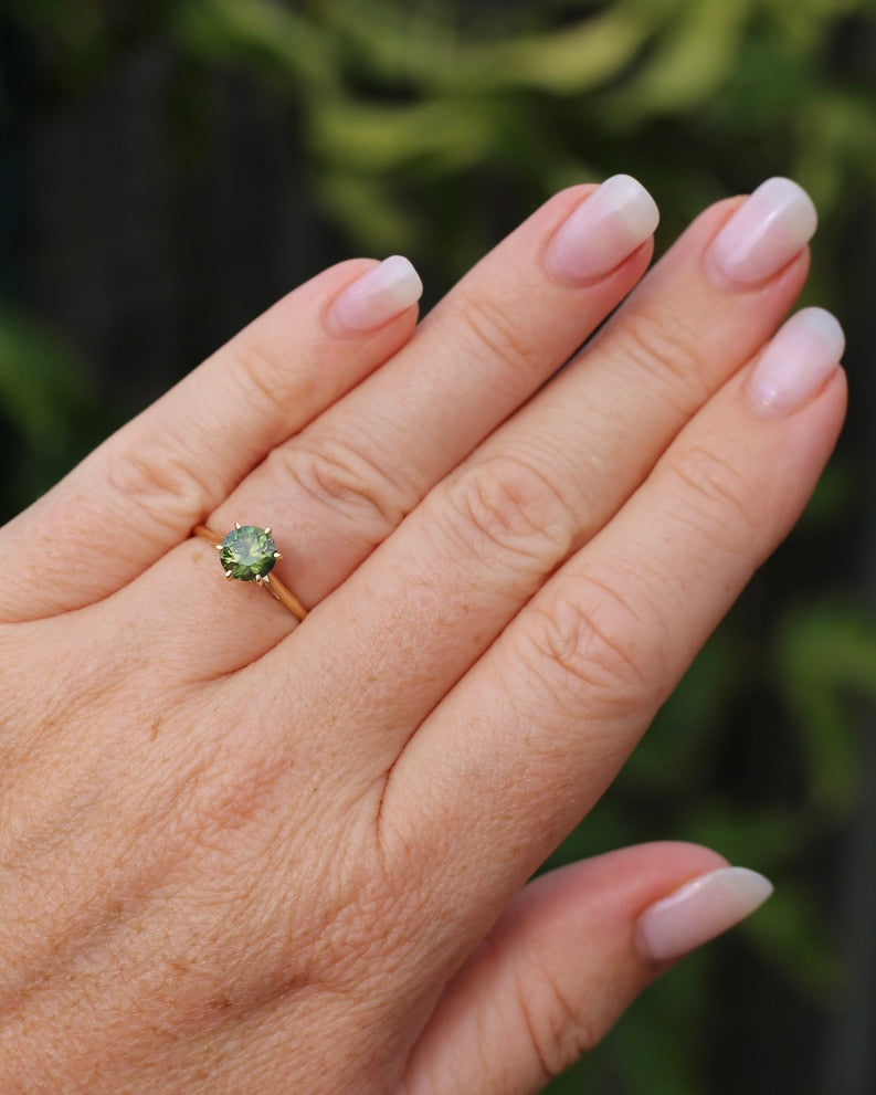 1.38ct Deep Yellowish Green Sapphire 6 Claw Ring, 14ct Yellow Gold, size 7 or just under O, 1.62g, with valuation