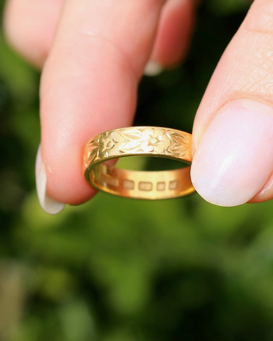 1959 London Made 22ct Engraved Floral Wedder Band, Size P or 7.75 (fits more like an O)