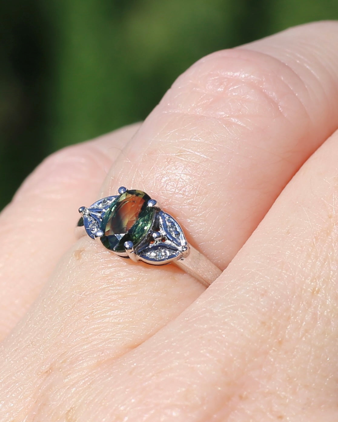 0.8ct Parti Sapphire and Single Cut Diamond Ring, 9ct White Gold, size N or just over 6.5, 2.00g