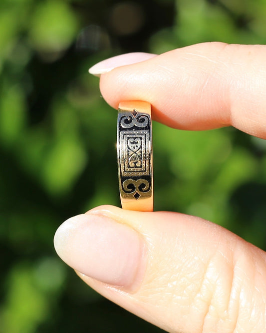 Antique Early Australian J. M. Wendt Enamel Set Band, 18ct Yellow Gold, size N or just over 6.5 (fits more like an M-M1/2 due to width)