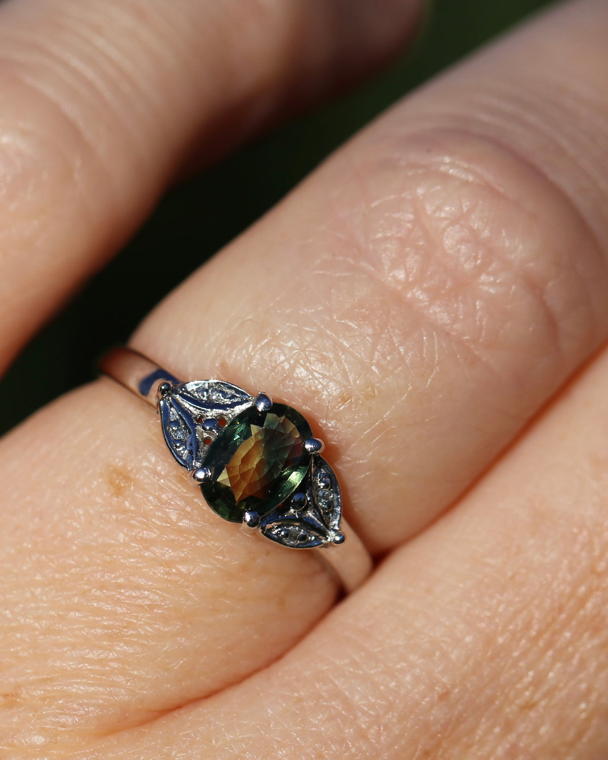 0.8ct Parti Sapphire and Single Cut Diamond Ring, 9ct White Gold, size N or just over 6.5, 2.00g