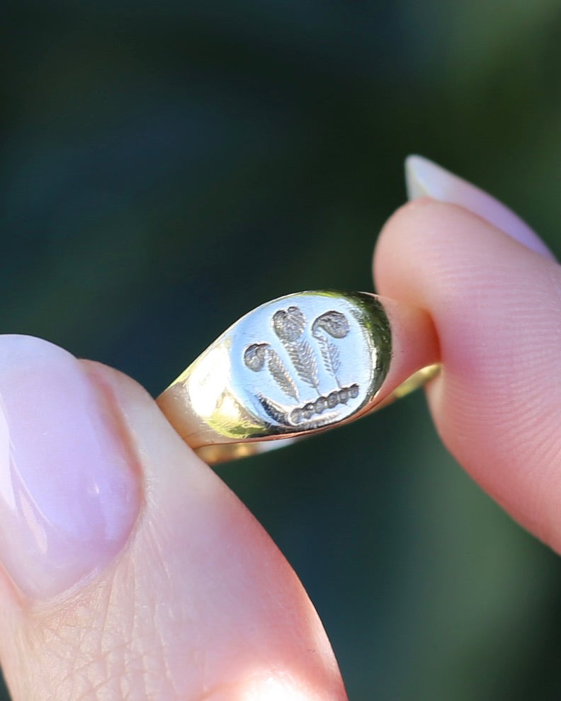 1984 Made Hand Carved Welsh Feather Signet Ring, 9ct Yellow Gold, size Q or just over 8, 2.45g