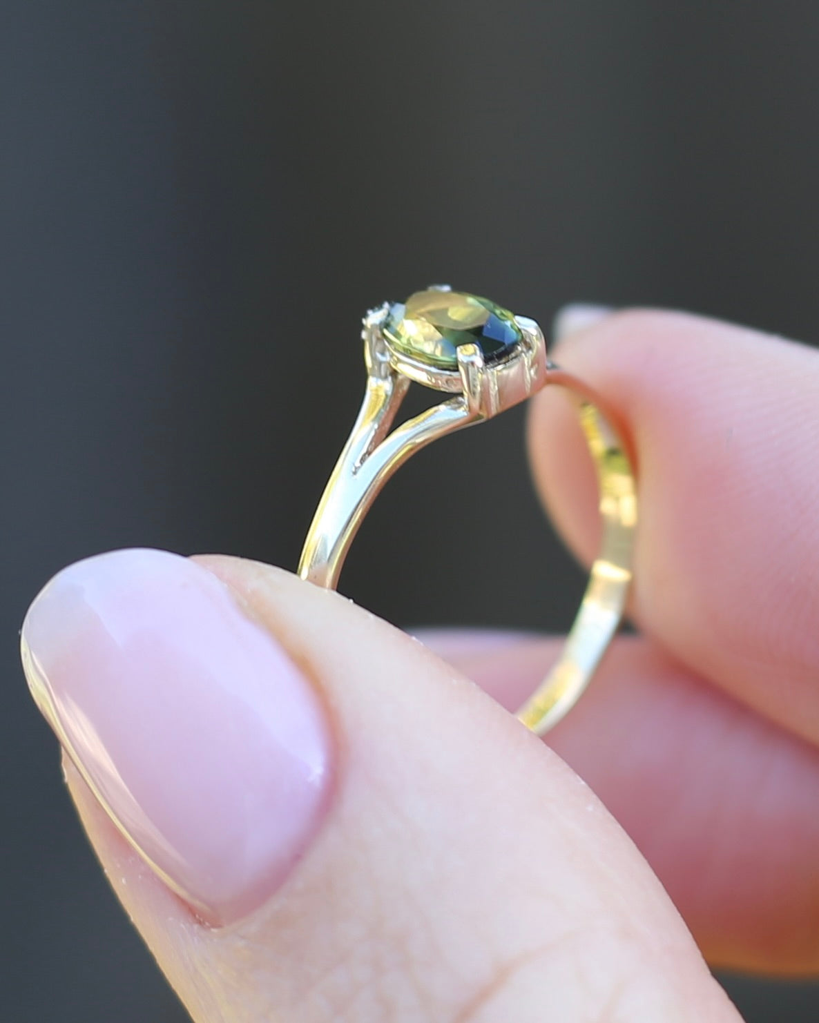 1.15ct Oval Parti Sapphire Split Shoulder Solitarie Ring, 9ct Yellow Gold, size O1/2 or 7.5, 1.59g