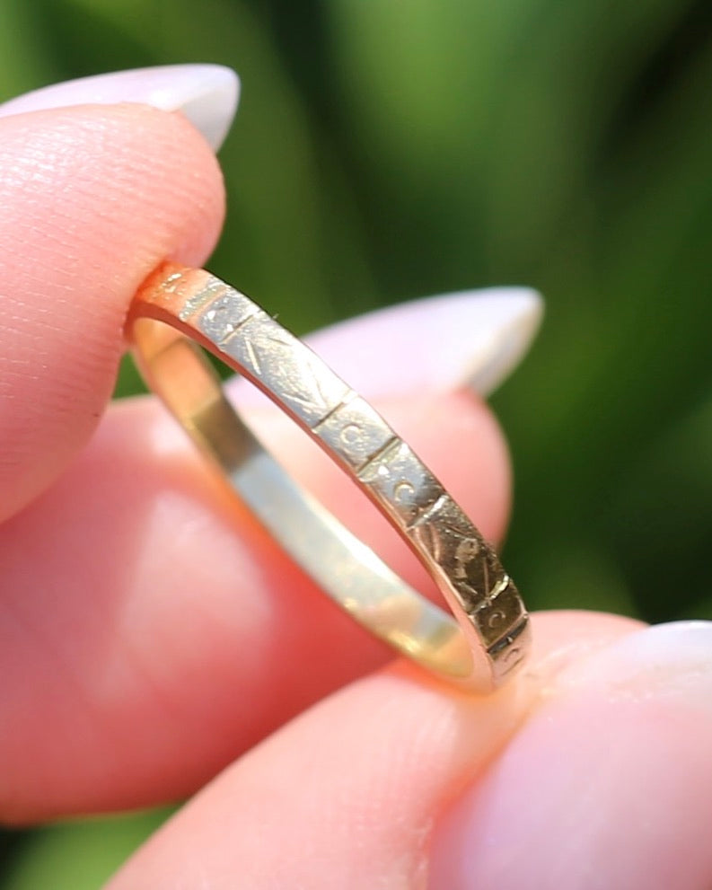 Early Australian "APEX" Patterned Wedder by Rodd and co., 18ct Yellow Gold, size O or 7.25, 2.3g