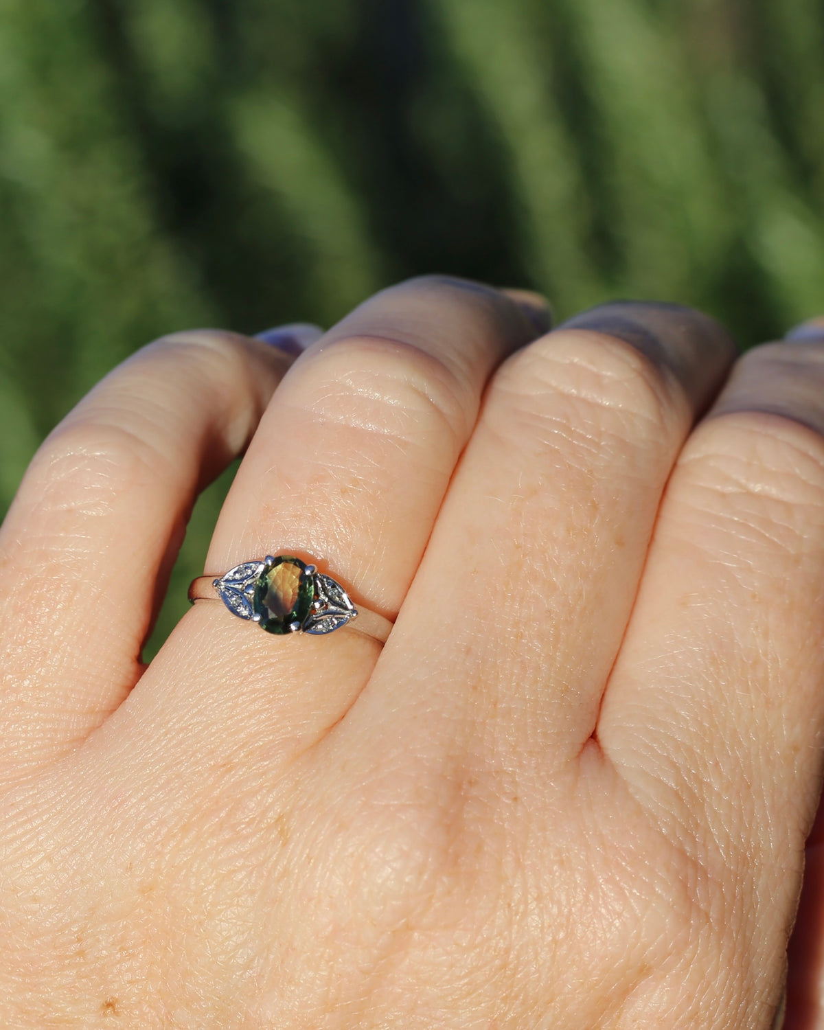 0.8ct Parti Sapphire and Single Cut Diamond Ring, 9ct White Gold, size N or just over 6.5, 2.00g
