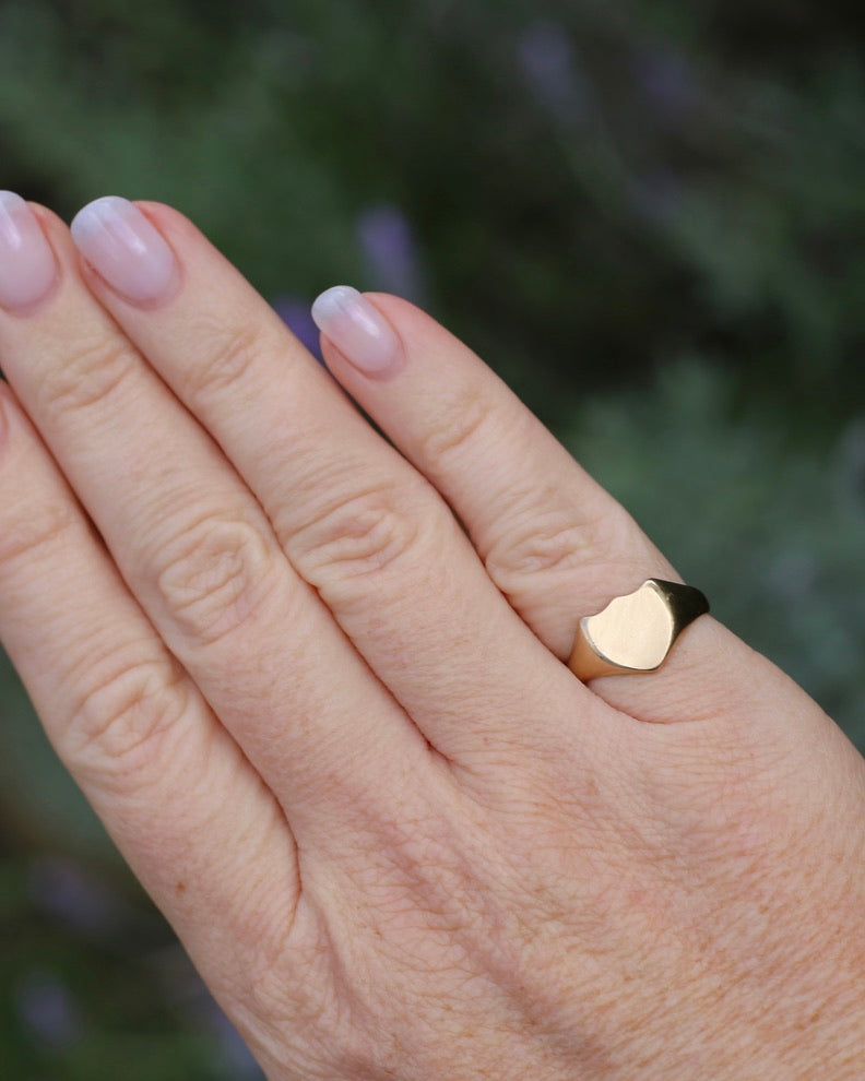 Vintique 15ct Shield Signet Ring, size L1/2 or just over 6, might feel half a size smaller due to width, 3.47g