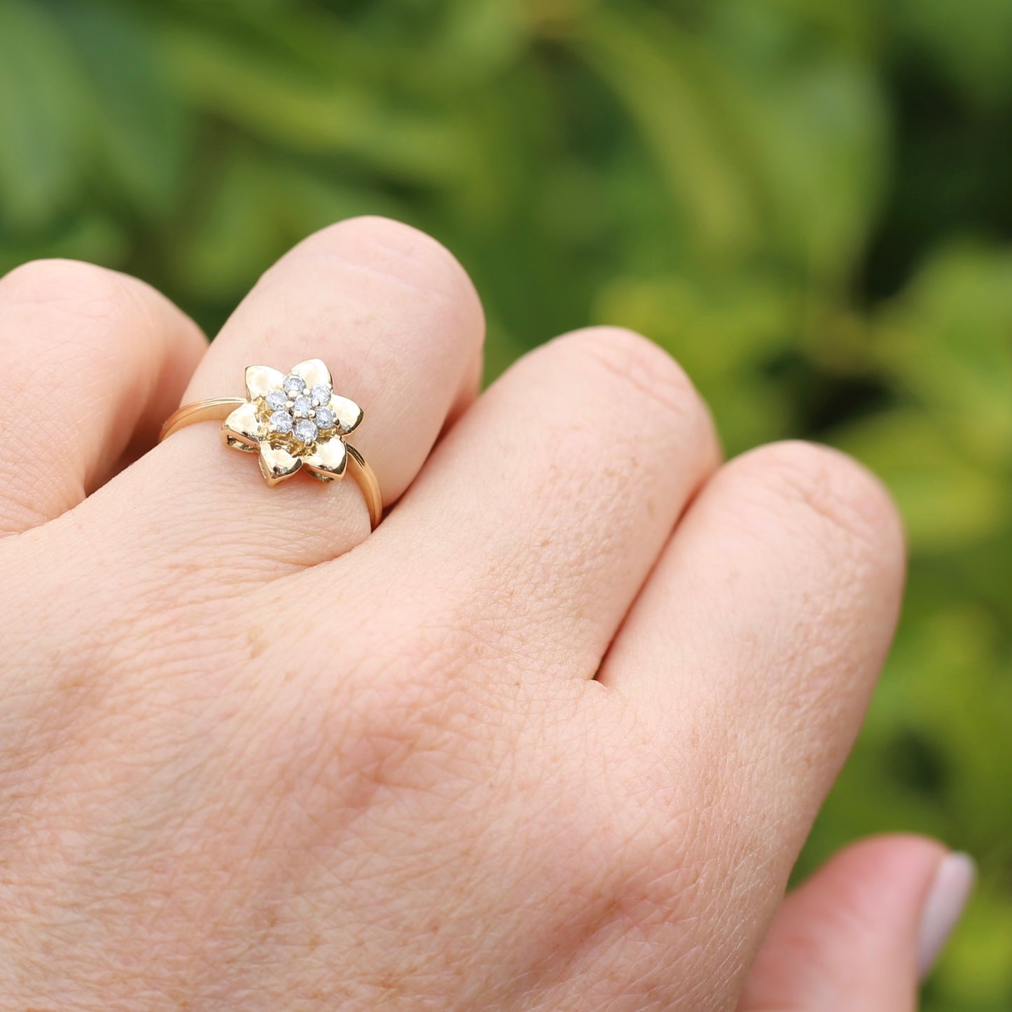 18ct Gold Flower with Diamond Stamens, 18ct Yellow Gold, size O or just over 7