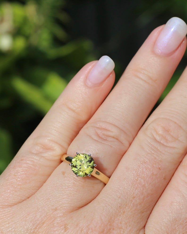 Breathtaking 2.59ct Natural Greenish Yellow Sapphire in Vintage 6 claw Mixed Metal 14ct Gold, 14ct White and Yellow Gold, size O or just over 7, 3.61g, with valuation