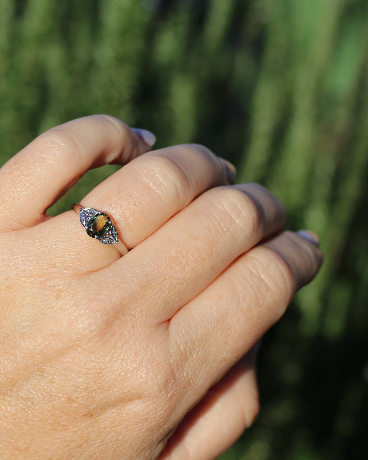 0.8ct Parti Sapphire and Single Cut Diamond Ring, 9ct White Gold, size N or just over 6.5, 2.00g