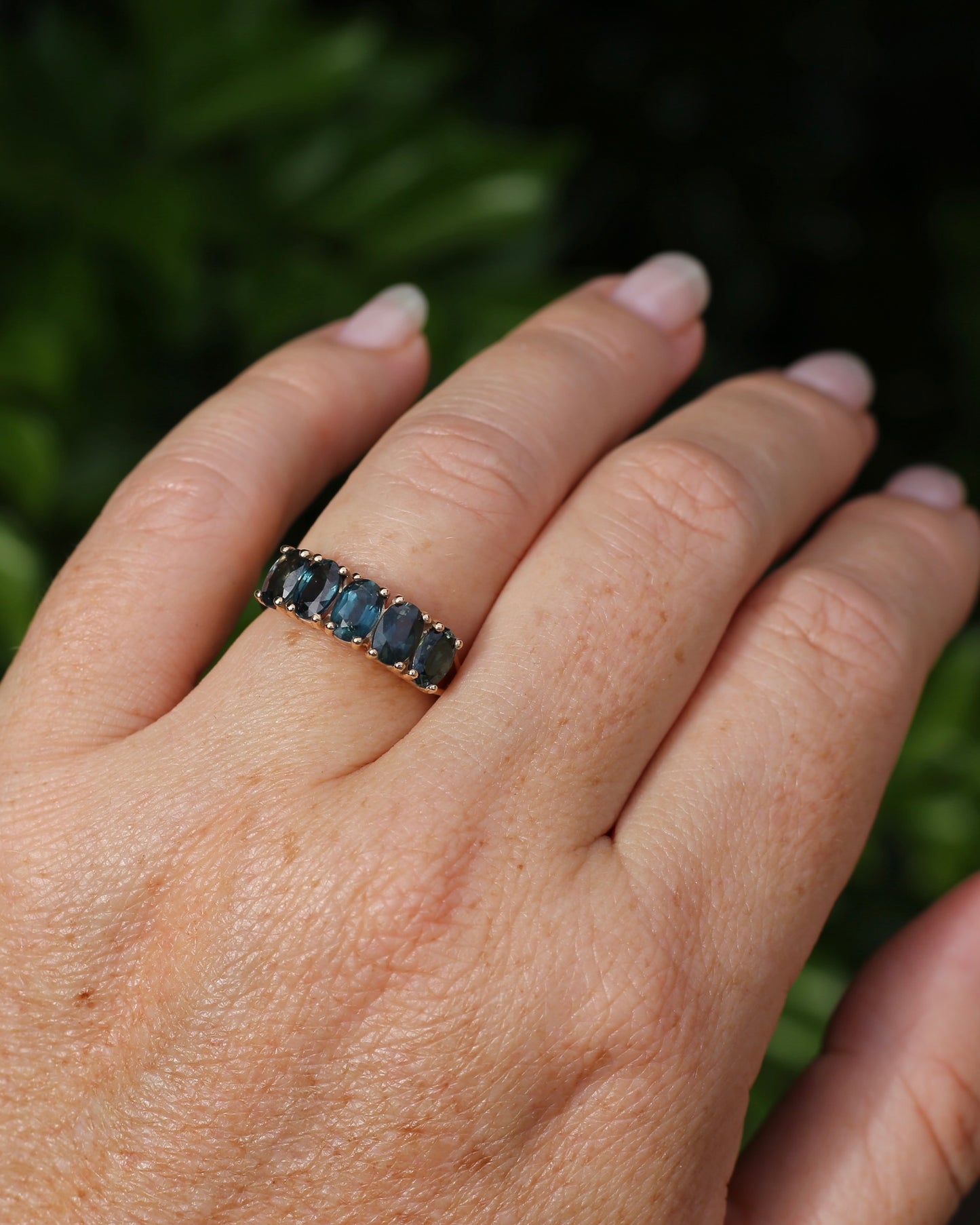 Vintage 3.25ct Five Stone Parti Sapphire Ring, 9ct Yellow Gold, size O1/2 or 7.5 with valuation, 3.05g