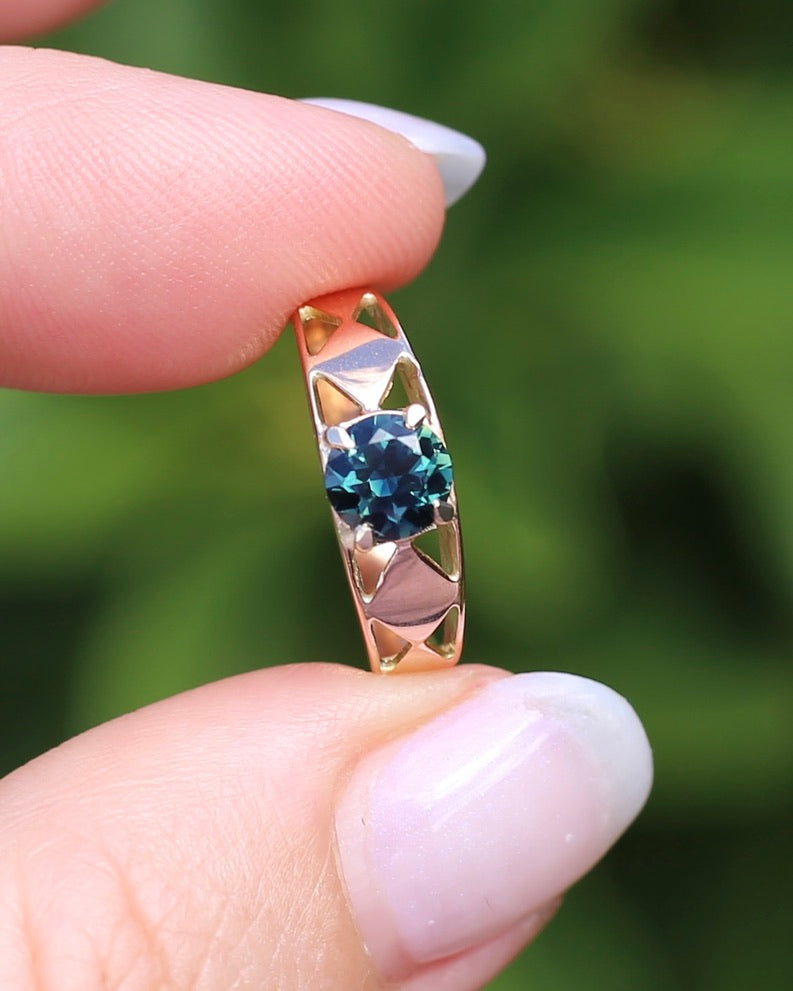 1ct Natural Teal Australian Sapphire in Hand Carved 14ct Rosey Gold Ring, size M or 6.25, 3.14g