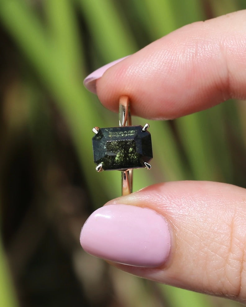 Unique Emerald Cut Ludwigite Peridot Ring, 4 claw, 9ct Yellow Gold, size O or 7.25, 2.87g