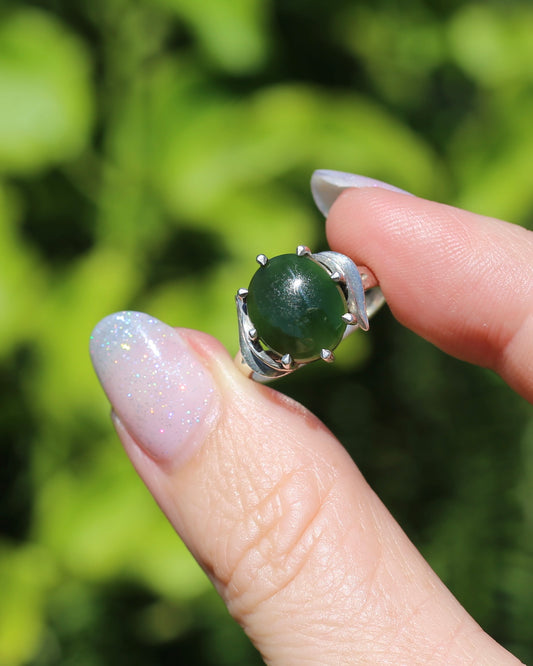 Vintage Nephrite Jade Cabochon Multi Claw Ring with Silver Leaf Shoulder Details, Sterling Silver, size N1/2 or 7 (fits more like M1/2 due to width), 3.71g