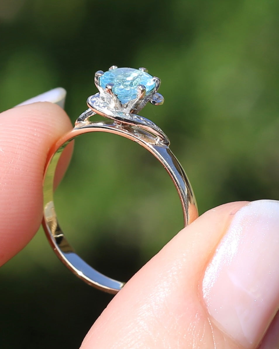 0.85ct Apatite Solitaire in Mixed Metal Solitaire, 9ct Yellow and White Gold, size 7.5 or just over O1/2, 2.1g