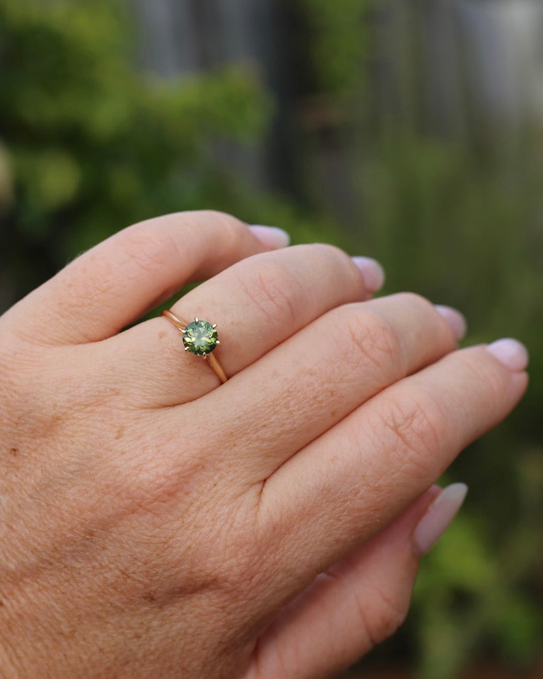 1.38ct Deep Yellowish Green Sapphire 6 Claw Ring, 14ct Yellow Gold, size 7 or just under O, 1.62g, with valuation