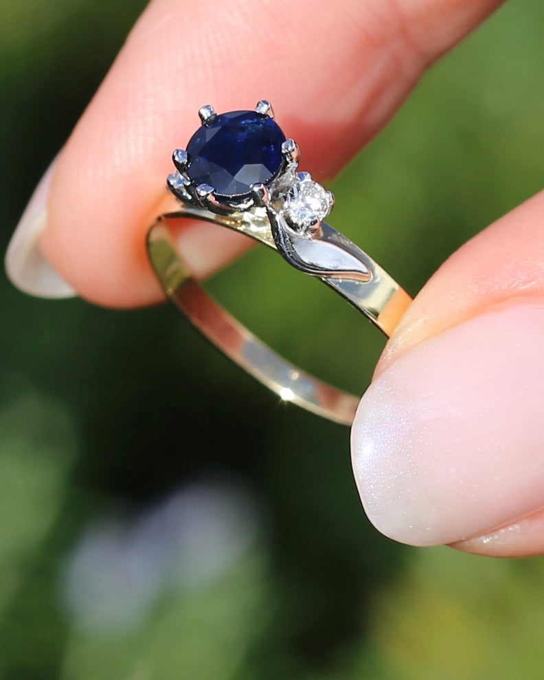 1ct Dark Blue Natural Sapphire with White Side Stones, 9ct Yellow and White Gold, size 9 or S, 2.23g