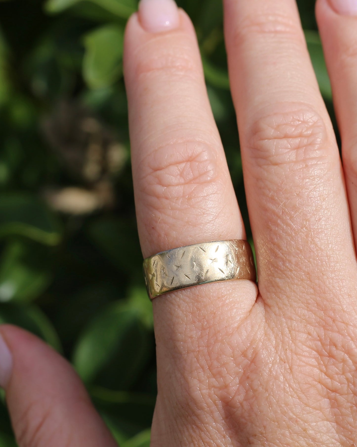 1977 London Made Wide Band with Diamond Cut Pattern, 9ct Yellow Gold, size W or 11 (fits more like a U-U1/2 due to width, 4.75g