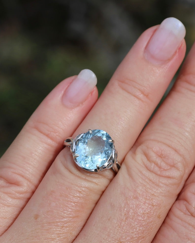 3.2ct Oval Natural Aquamarine in Celtic Inspired 18ct White Gold Ring, size L1/2 or 6, 3.11g