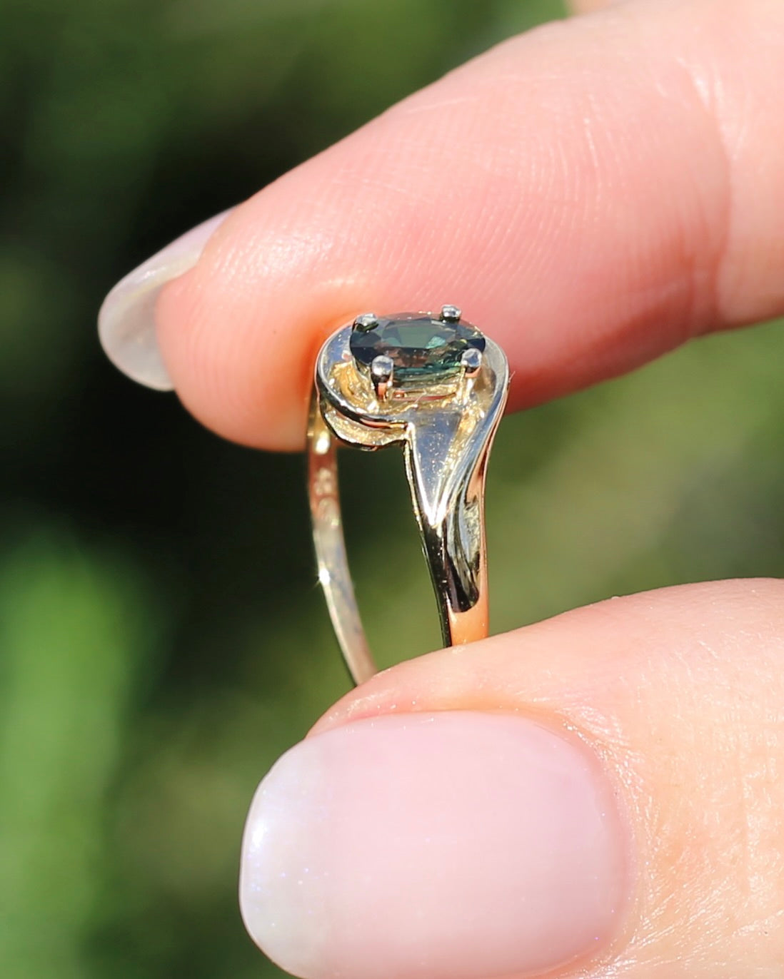 0.6ct Oval Green Australian Sapphire Ring, 10ct Yellow Gold, size N or 6.75, 1.56g