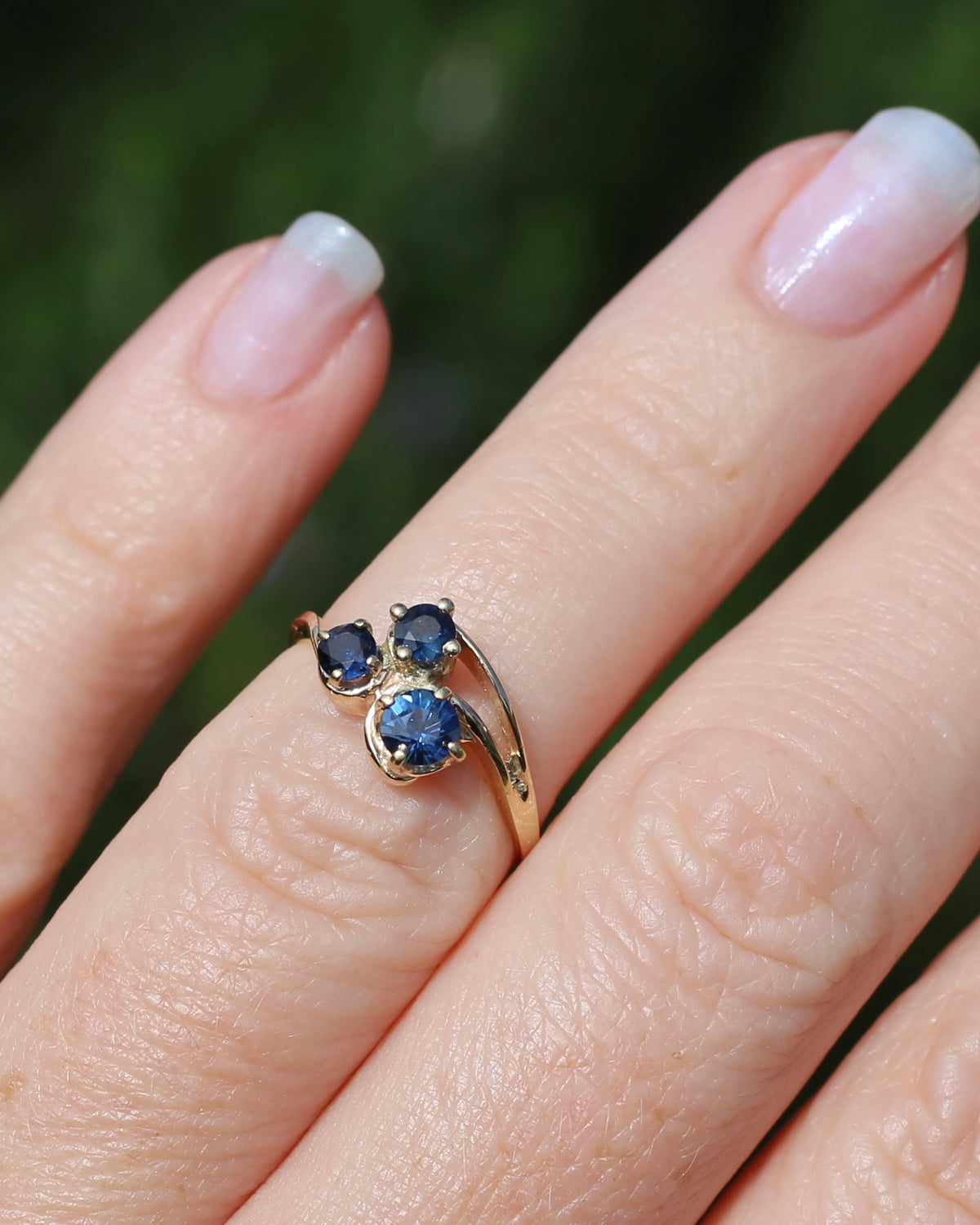 Asymetric Trilogy Blue Sapphire Ring, 9ct Yellow Gold, size K or 5.5, 2.1g
