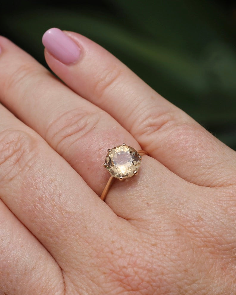 2.5ct Round Natural Heliodor (Yellow Beryl), 6 Claw Set, 9ct Yellow Gold, size N1/2 or 7, 2.0g