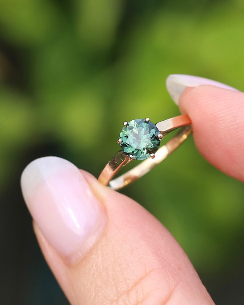 1.36ct Teal Parti Sapphire in Vintage 6 Claw 14ct Yellow Gold Ring, size O or 7.25, 1.96g, with valuation