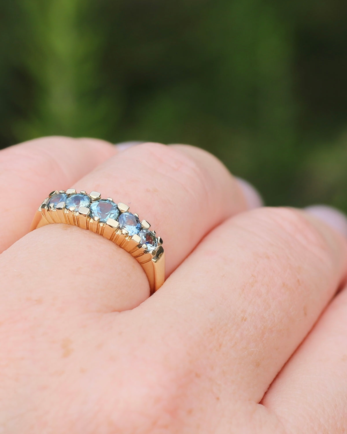 1.15ct Blue and Yellow Parti Sapphire Five Stone Ring in Angular Settings, 9ct Yellow Gold, size O or 7.25, 2.78g