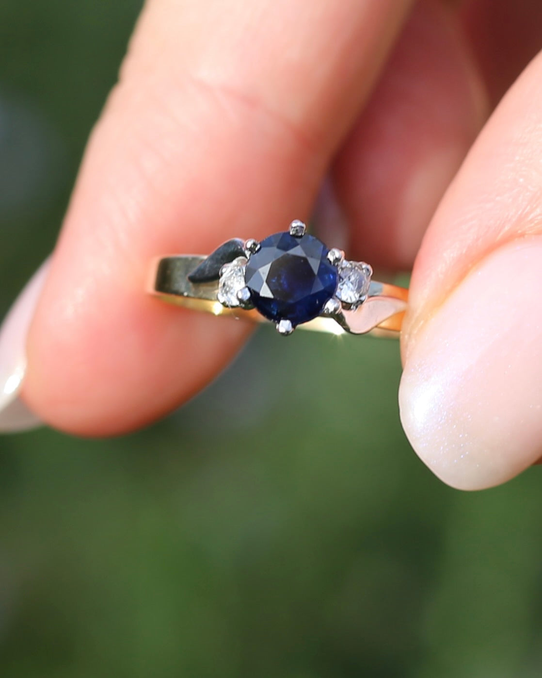 1ct Dark Blue Natural Sapphire with White Side Stones, 9ct Yellow and White Gold, size 9 or S, 2.23g