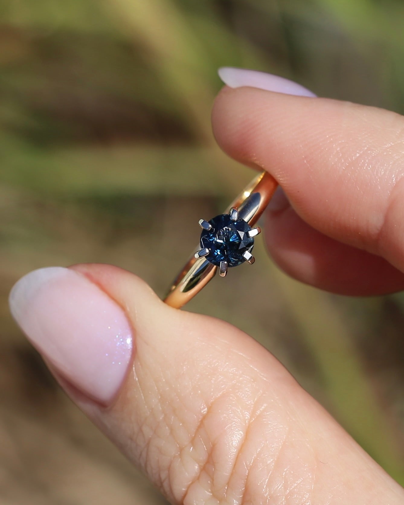 0.8ct Natural Teal Blue Sapphire in 14ct 6 Claw White Gold Setting on 14ct Yellow Gold Band, size N1/2 or just under 7, 2.51g