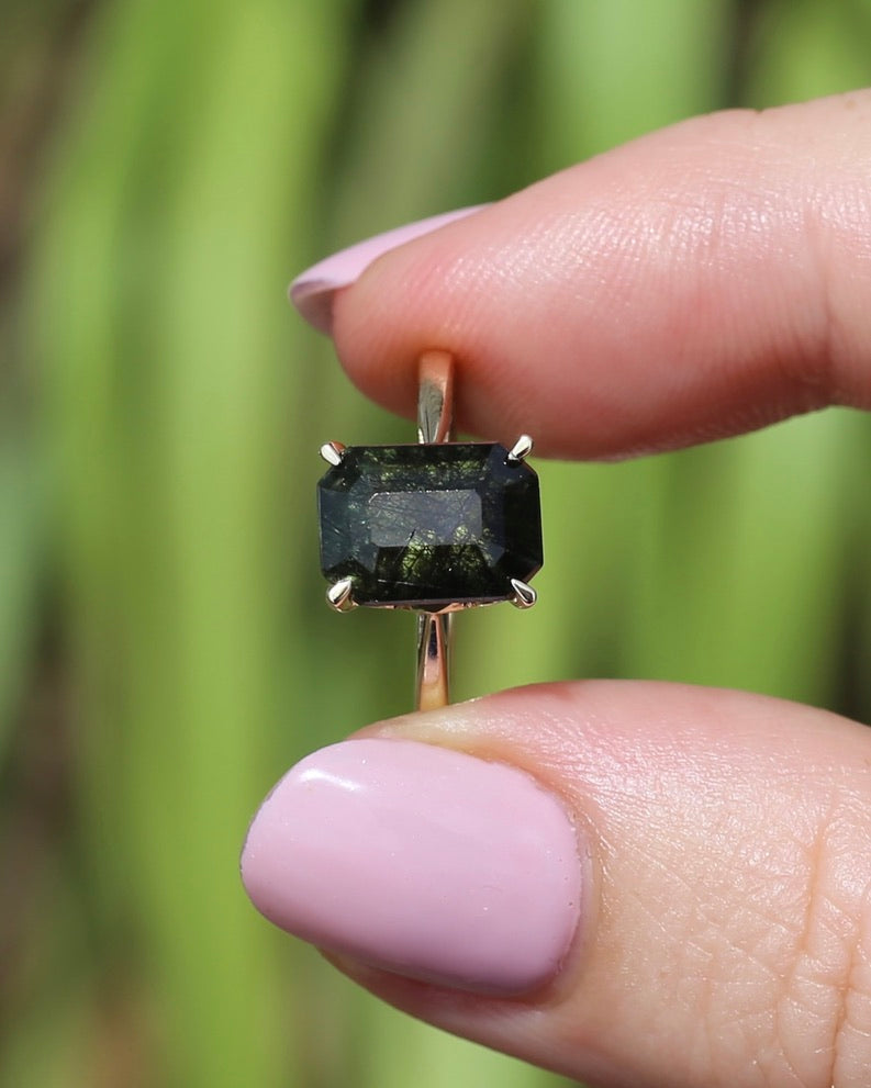 Unique Emerald Cut Ludwigite Peridot Ring, 4 claw, 9ct Yellow Gold, size O or 7.25, 2.87g