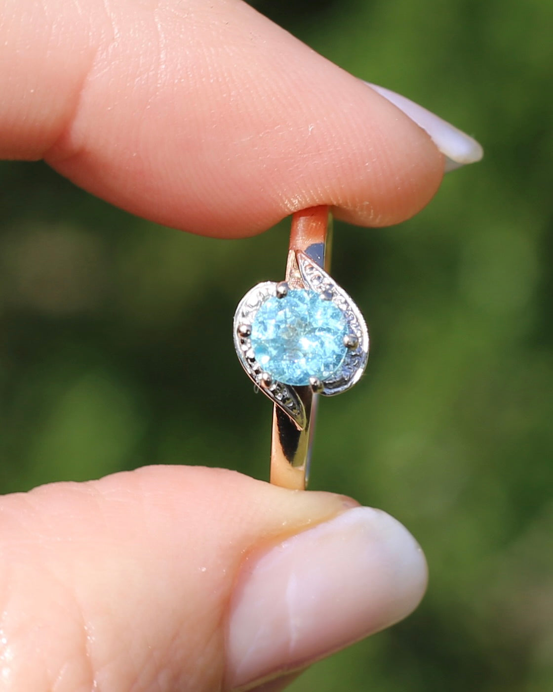 0.85ct Apatite Solitaire in Mixed Metal Solitaire, 9ct Yellow and White Gold, size 7.5 or just over O1/2, 2.1g